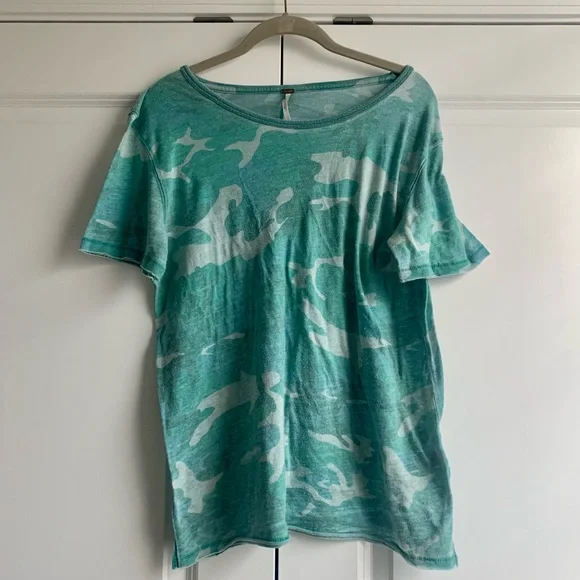 2/$20 or 3/$25 Free People Aqua Camo Tee Sz SM - Picture 4 of 5